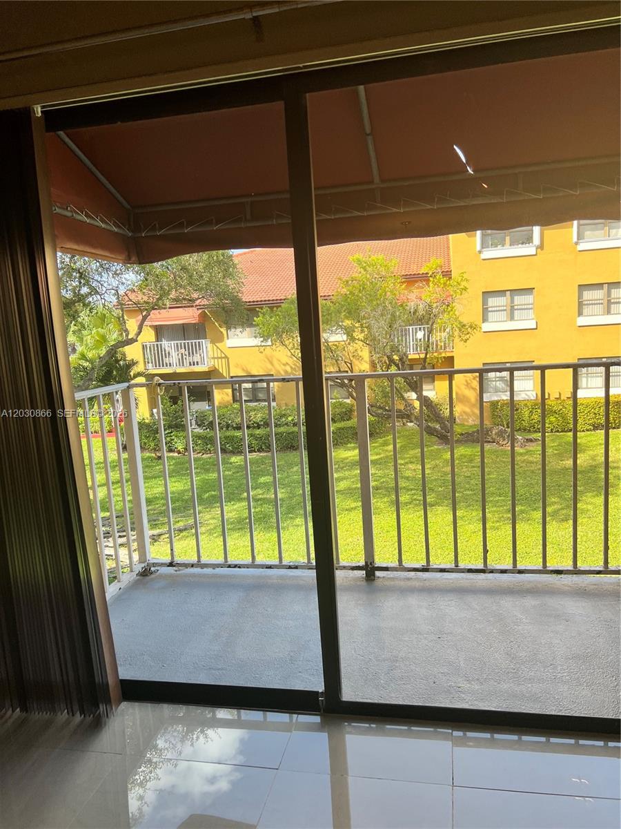 THE COURTS AT KENDALL CON - Residential Lease