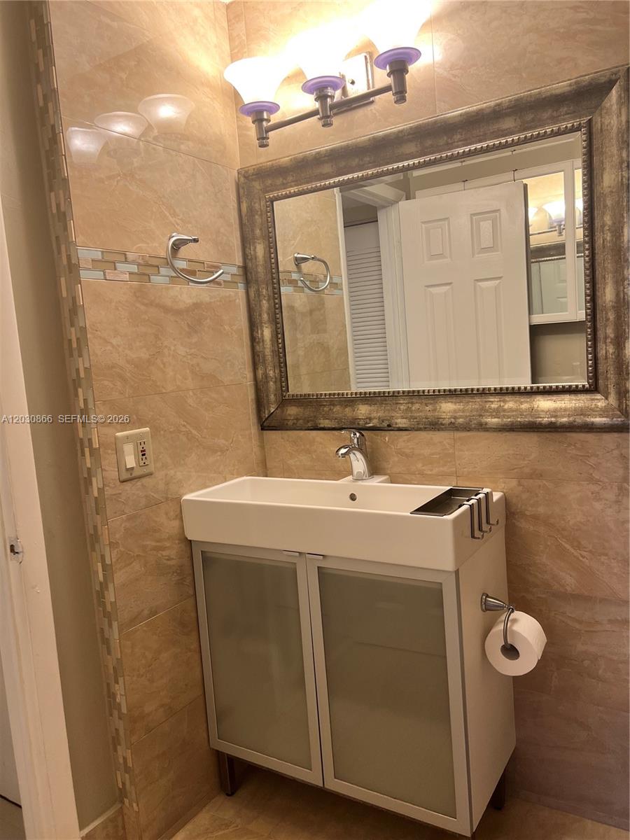 THE COURTS AT KENDALL CON - Residential Lease