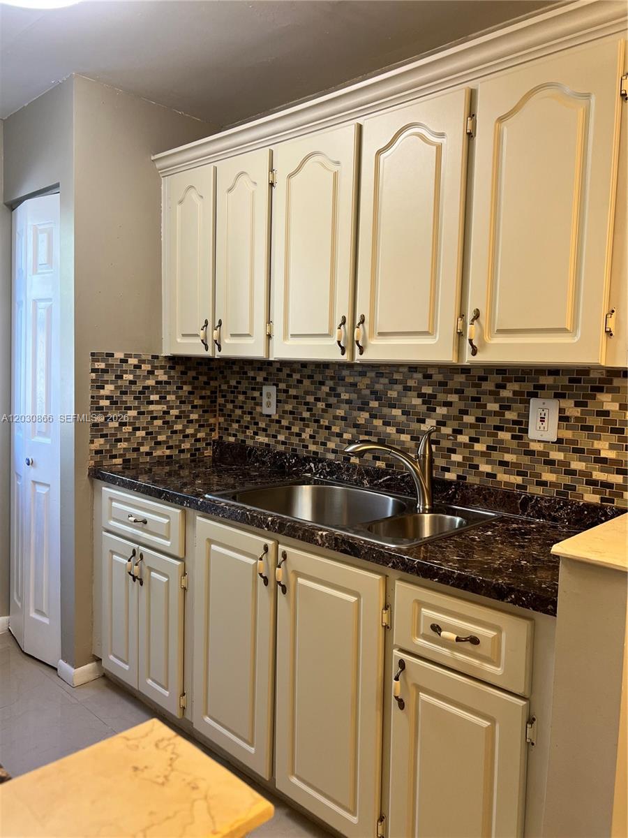 THE COURTS AT KENDALL CON - Residential Lease