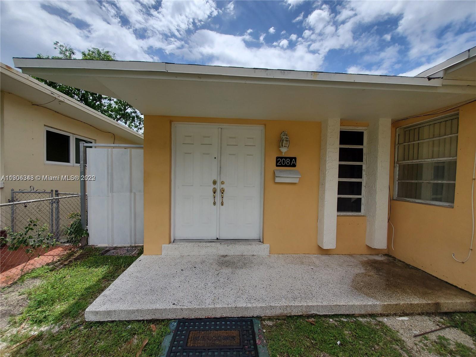 Showings available 12/1/2022
Wonderful, 3 bedrooms 2 bath homes with washer and dryer. Centrally located and quite a neighborhood just 2 blocks away from Publix and CVS, an easy commute of 836 expressway. Large Backyard patio, great for entertaining. Pet friendly. Call now to view, the tour video available on YouTube
