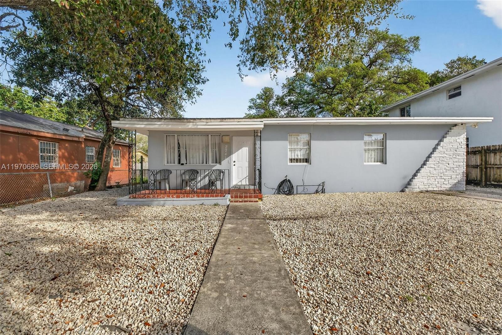 Property located in the heart of Miami, in a prime location and in excellent condition. Currently fully rented, making it ideal for both first-time buyers and investors. Close to shopping centers, schools, and major highways. Move-in ready or ready to start generating income from day one.