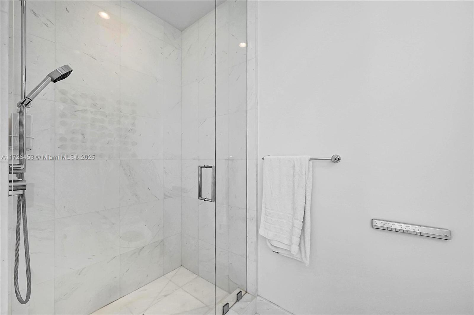 18555 COLLINS AVENUE COND - Residential