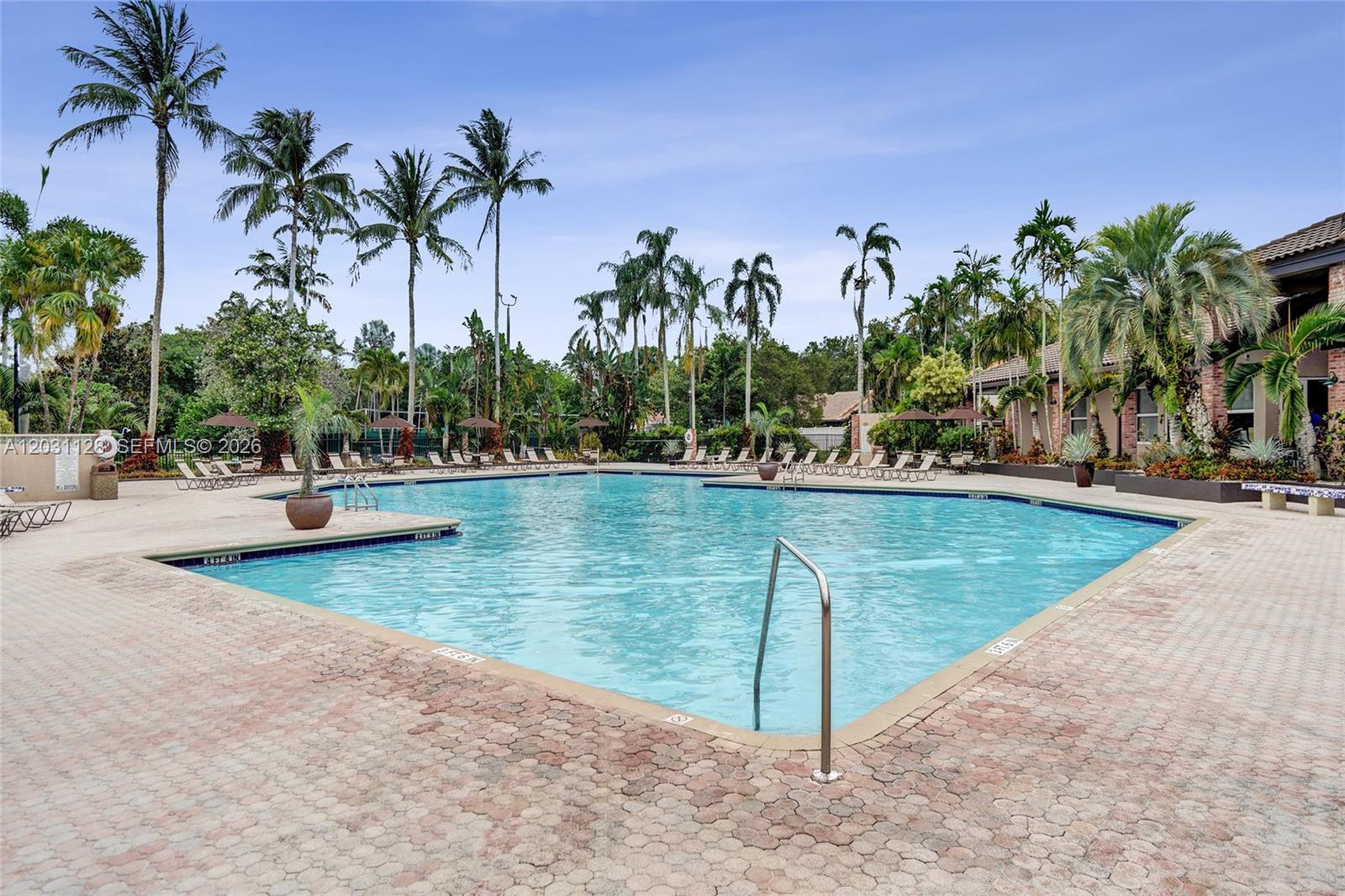 EMBASSY LAKES - Residential