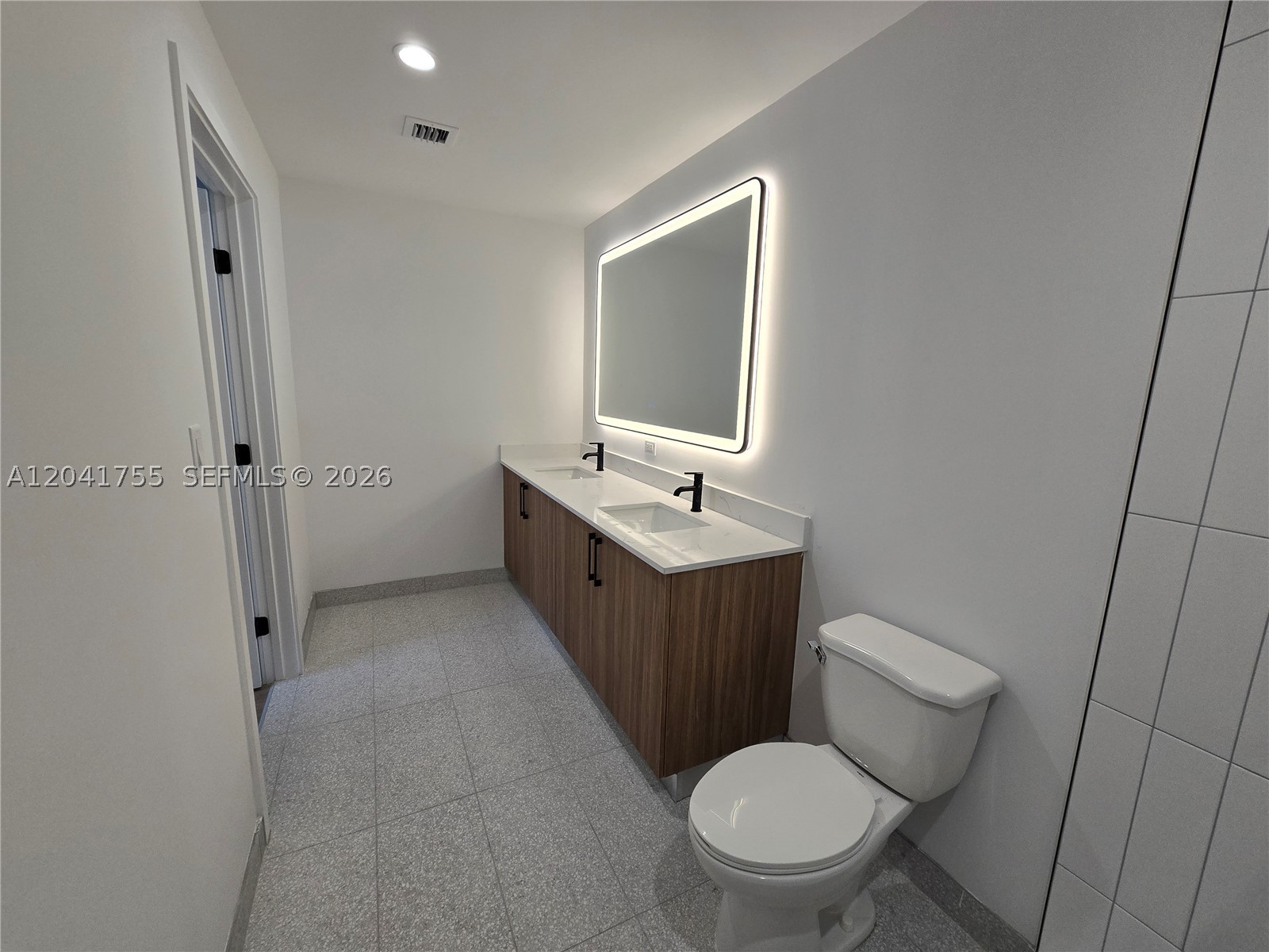 HOLLYWOOD LITTLE RANCHES - Residential Lease