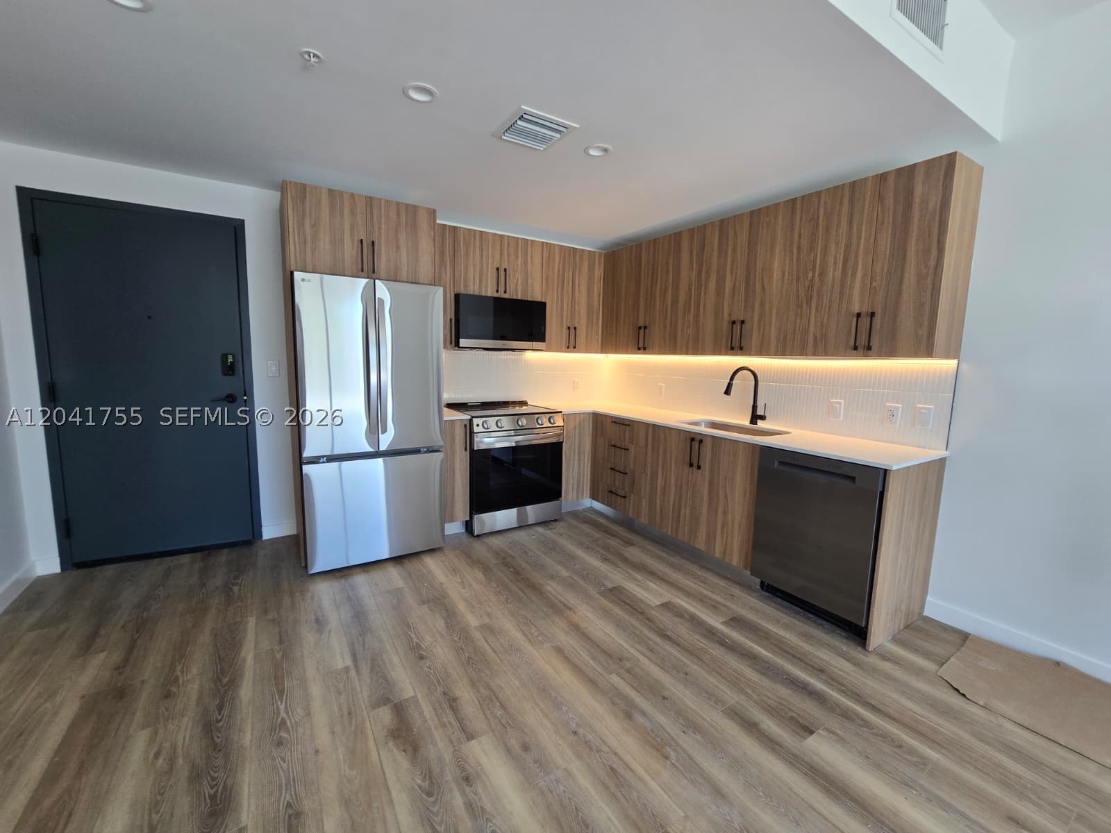 HOLLYWOOD LITTLE RANCHES - Residential Lease