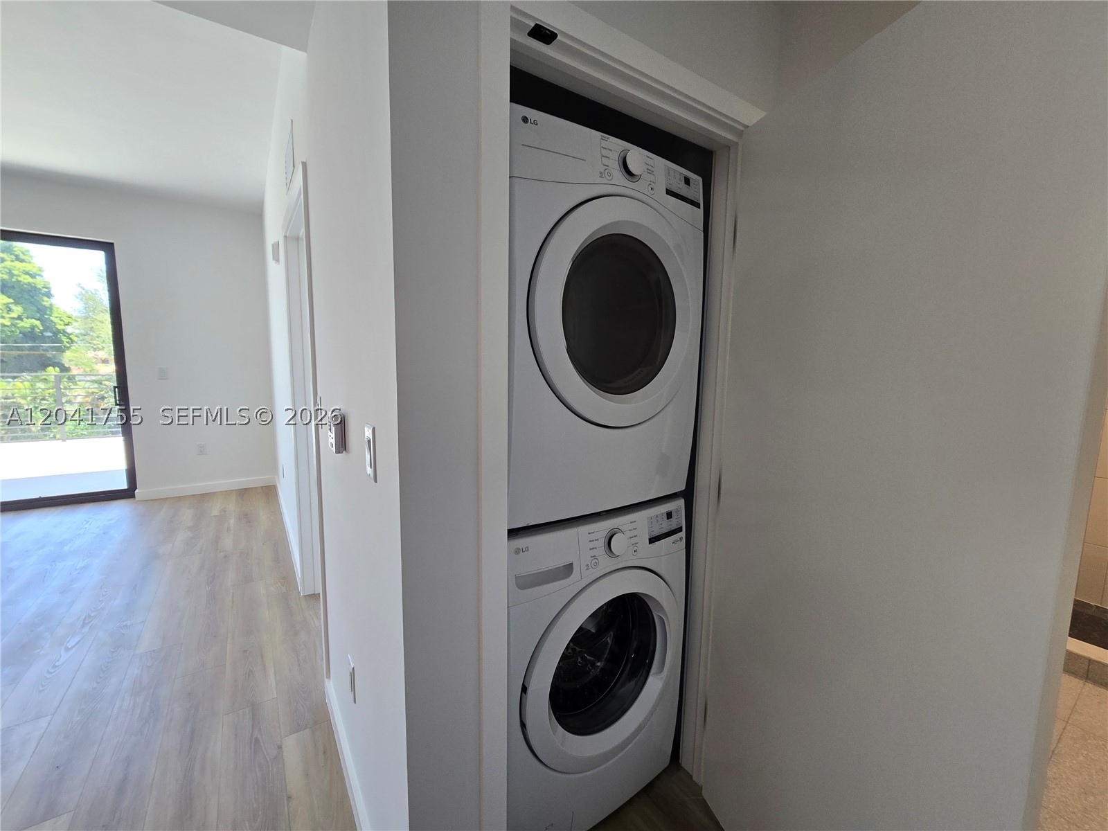 HOLLYWOOD LITTLE RANCHES - Residential Lease