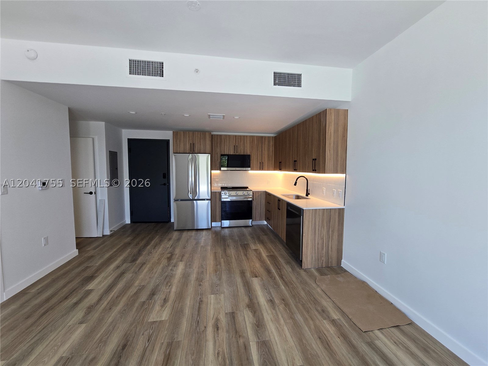 HOLLYWOOD LITTLE RANCHES - Residential Lease