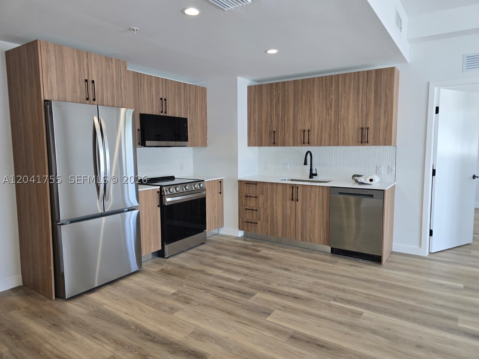HOLLYWOOD LITTLE RANCHES - Residential Lease