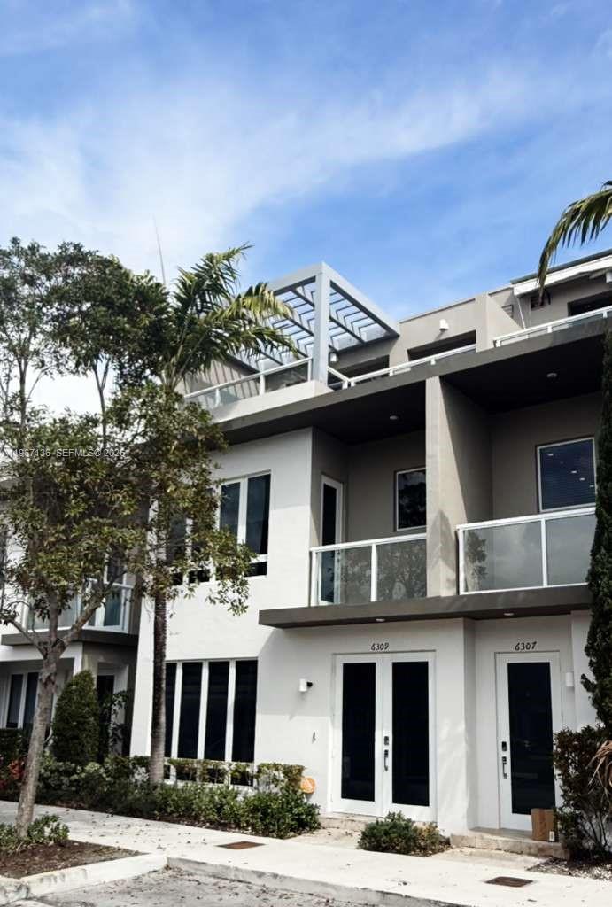 Beautiful 3-bedroom, 3.5-bathroom townhouse in Landmark Doral, in excellent condition and like new. Modern kitchen with upgraded appliances, open-concept living and dining areas, and a private terrace perfect for BBQ and enjoyment with a beautiful view. Includes a 2-car garage and functional layout. Enjoy resort-style amenities: clubhouse, pool, gym, tennis courts, sauna, and party room. Prime location close to schools, shopping, dining, and major highways. Move-in ready