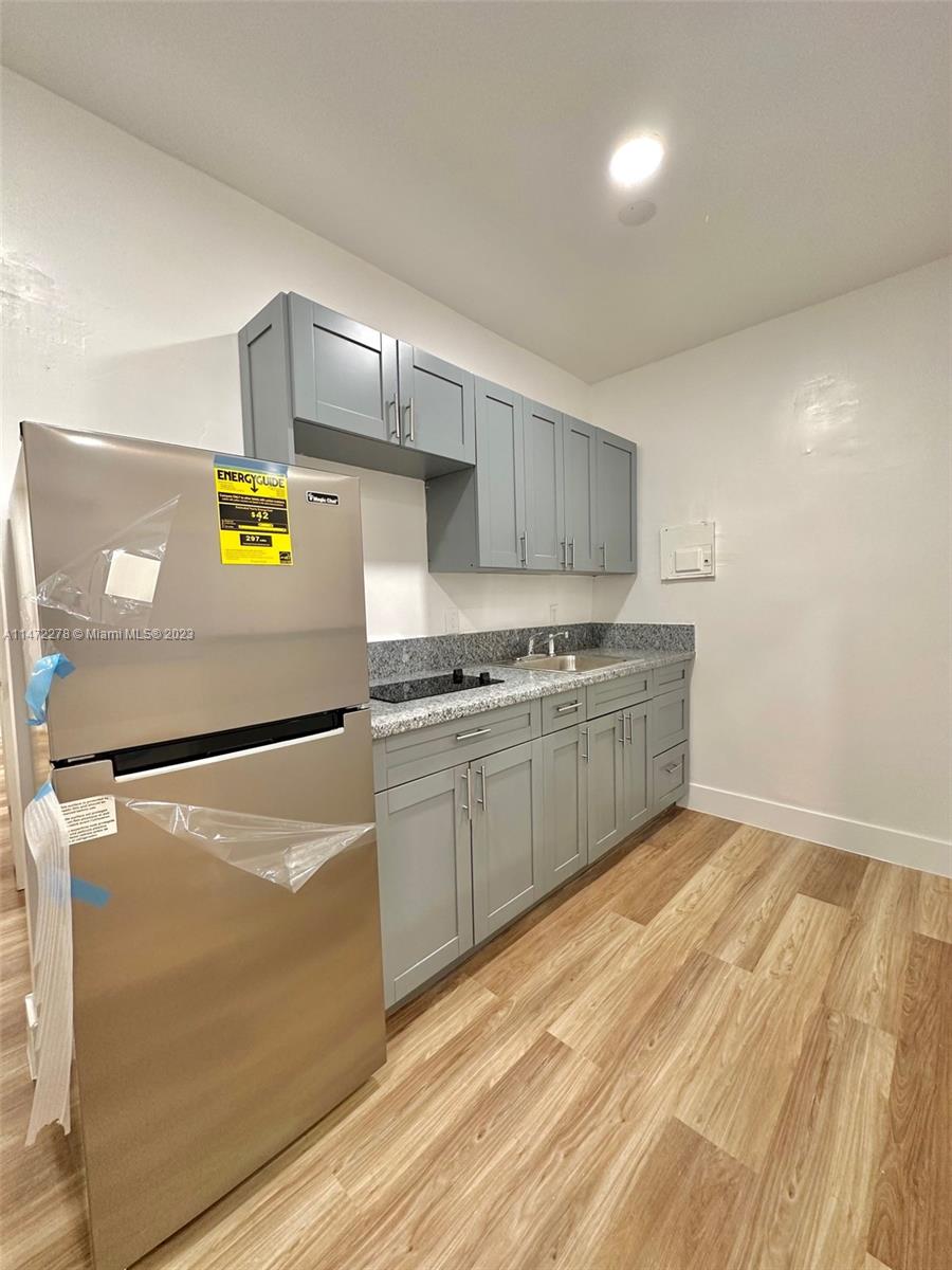COMMERCIAL CENTER - Residential Lease
