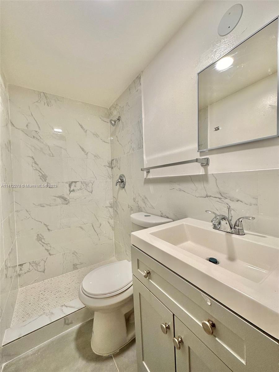 COMMERCIAL CENTER - Residential Lease