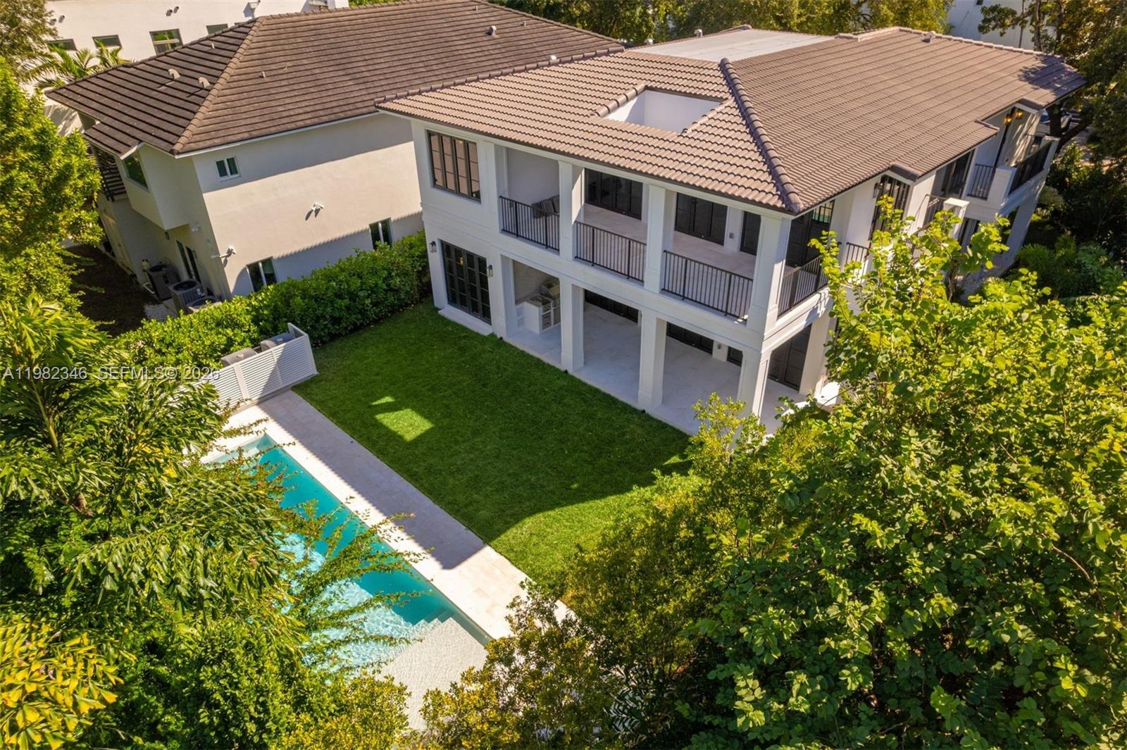 COCONUT GROVE MANOR - Residential