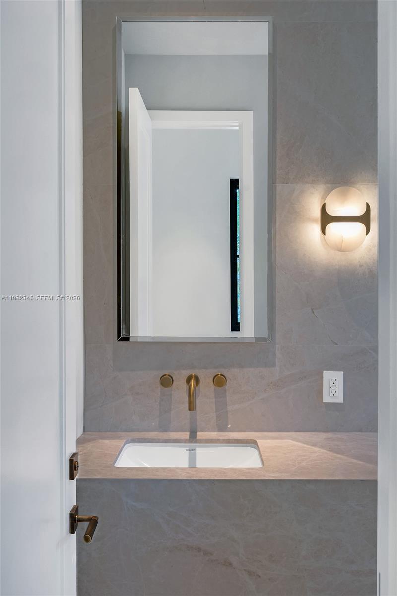 COCONUT GROVE MANOR - Residential