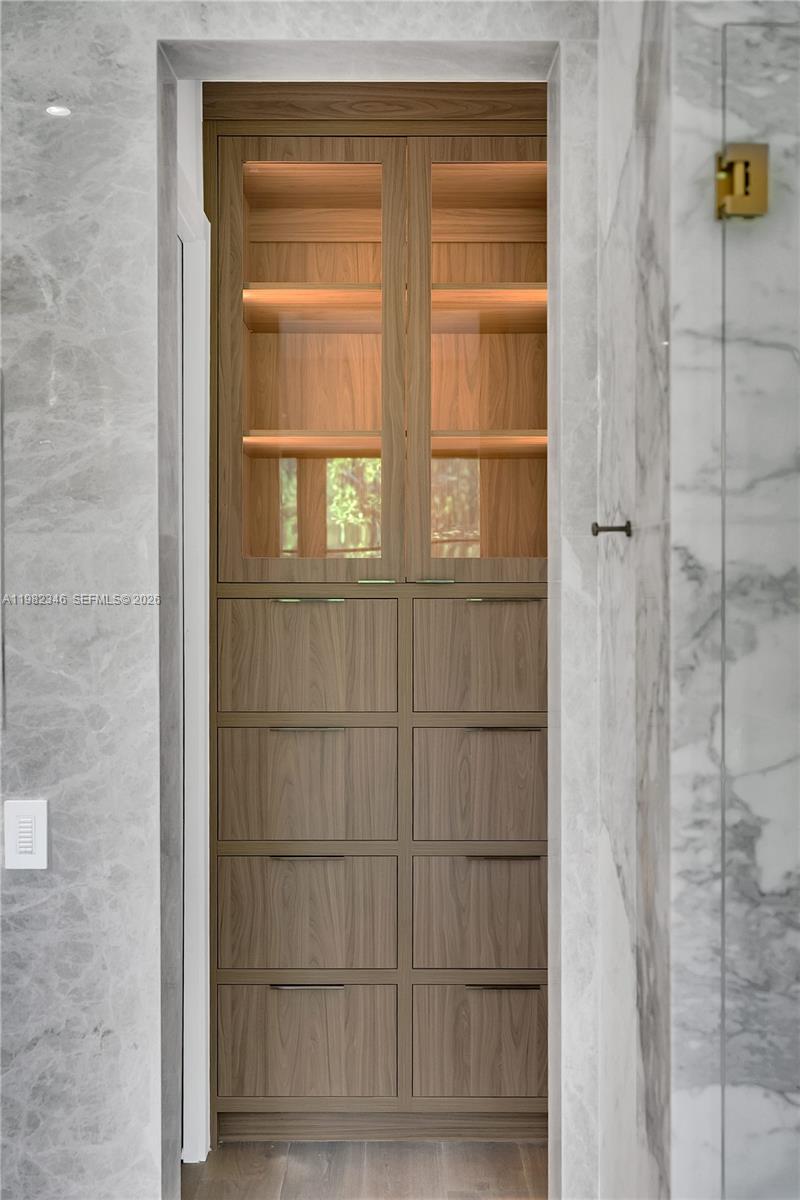 COCONUT GROVE MANOR - Residential