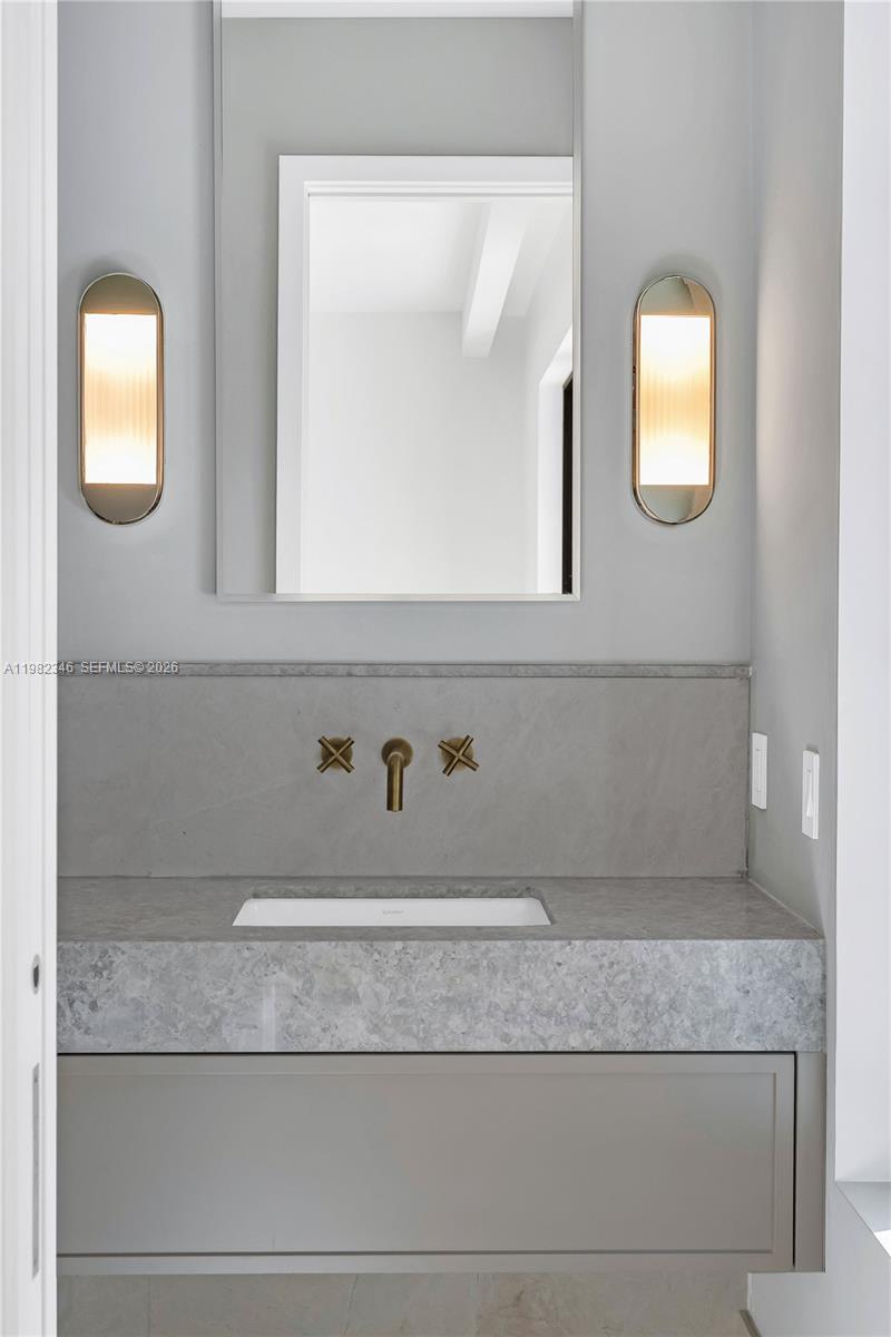 COCONUT GROVE MANOR - Residential