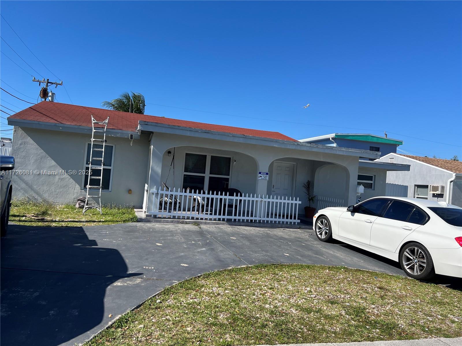 An excellent opportunity to own your property or invest! This property features 8 bedrooms and 8 bathrooms, a fully remodeled kitchen, and spacious living areas. Perfectly located in a prime area, this is a chance you don’t want to miss—whether to make it your home or to establish a thriving business.