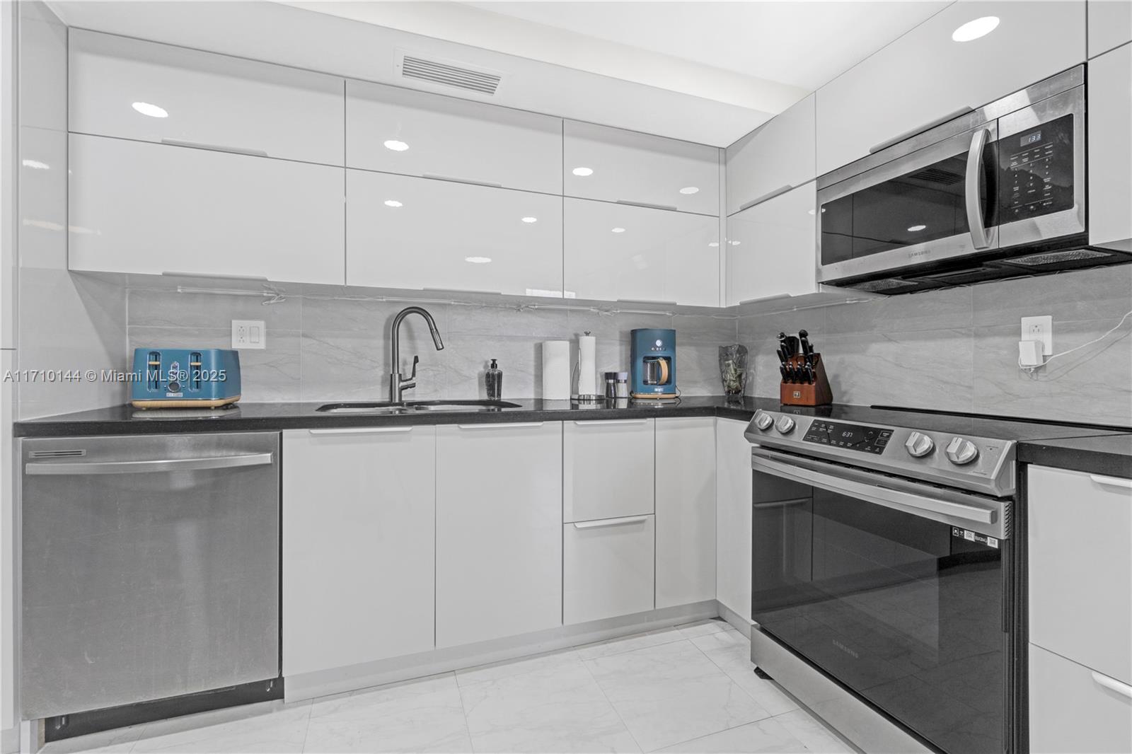 ALLINGTON TOWERS CONDO - Residential