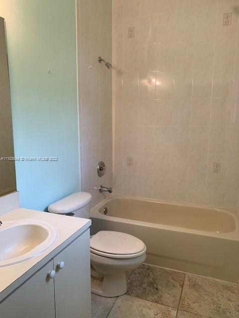 VILLAS AT HARBOR ISLES CO - Residential Lease