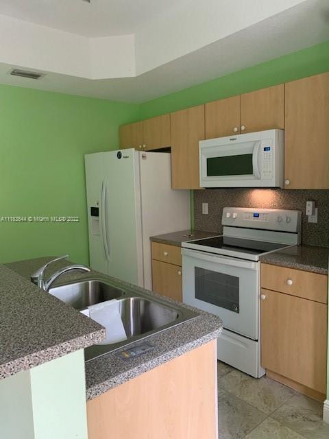 VILLAS AT HARBOR ISLES CO - Residential Lease
