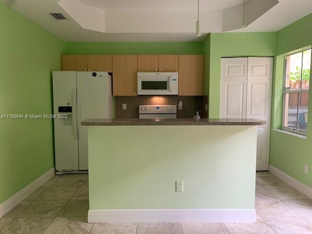 VILLAS AT HARBOR ISLES CO - Residential Lease
