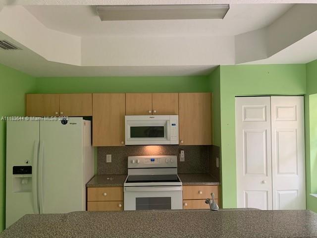 VILLAS AT HARBOR ISLES CO - Residential Lease