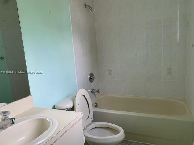 VILLAS AT HARBOR ISLES CO - Residential Lease