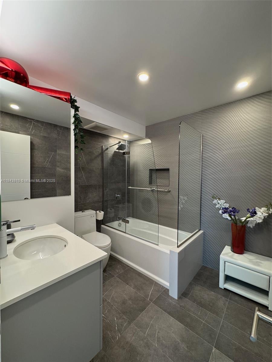 WINSTON TOWERS 100 CCONDO - Residential Lease