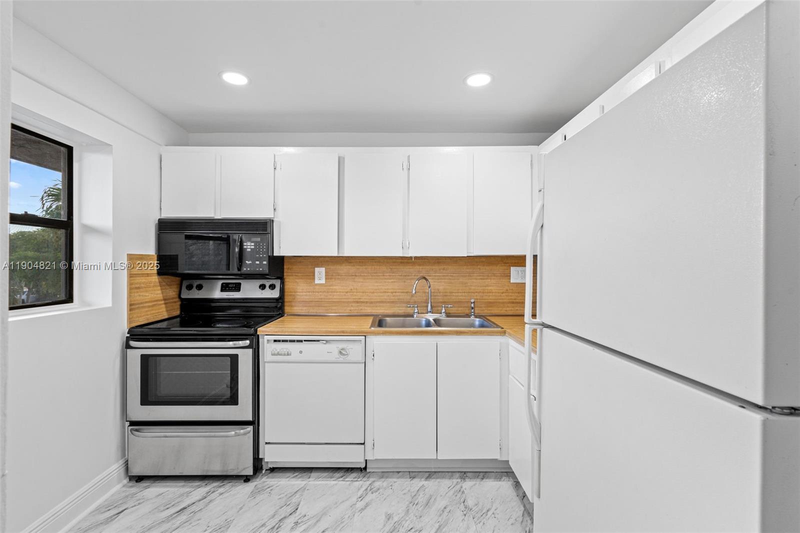 PARK LAKE VILG CONDO PHS - Residential Lease