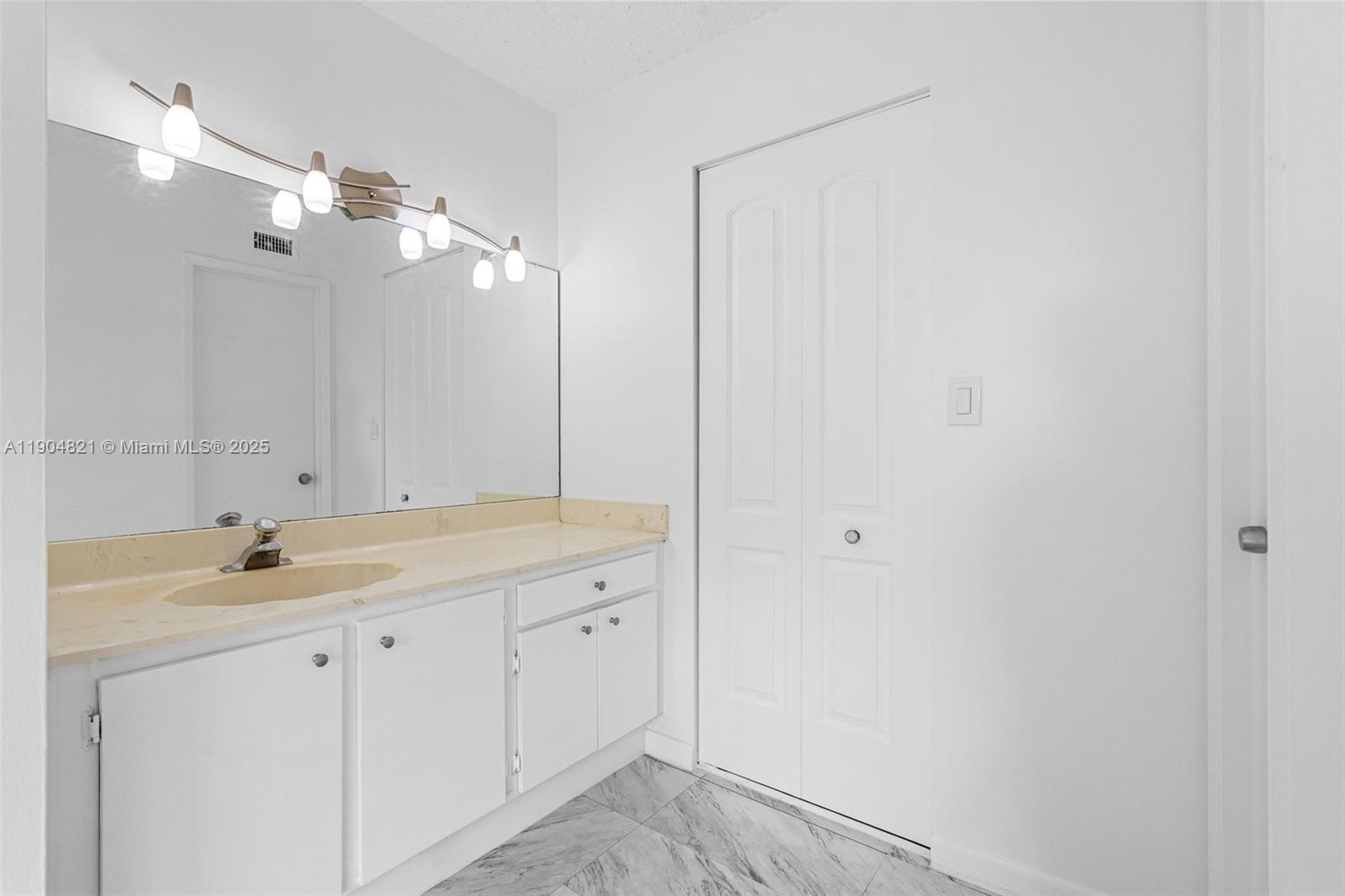 PARK LAKE VILG CONDO PHS - Residential Lease