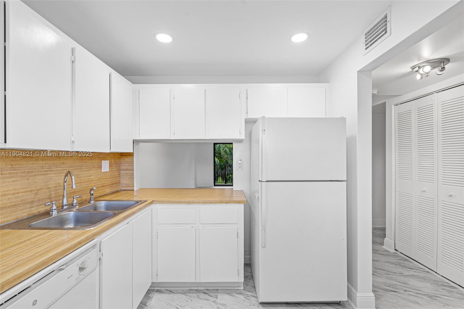 PARK LAKE VILG CONDO PHS - Residential Lease