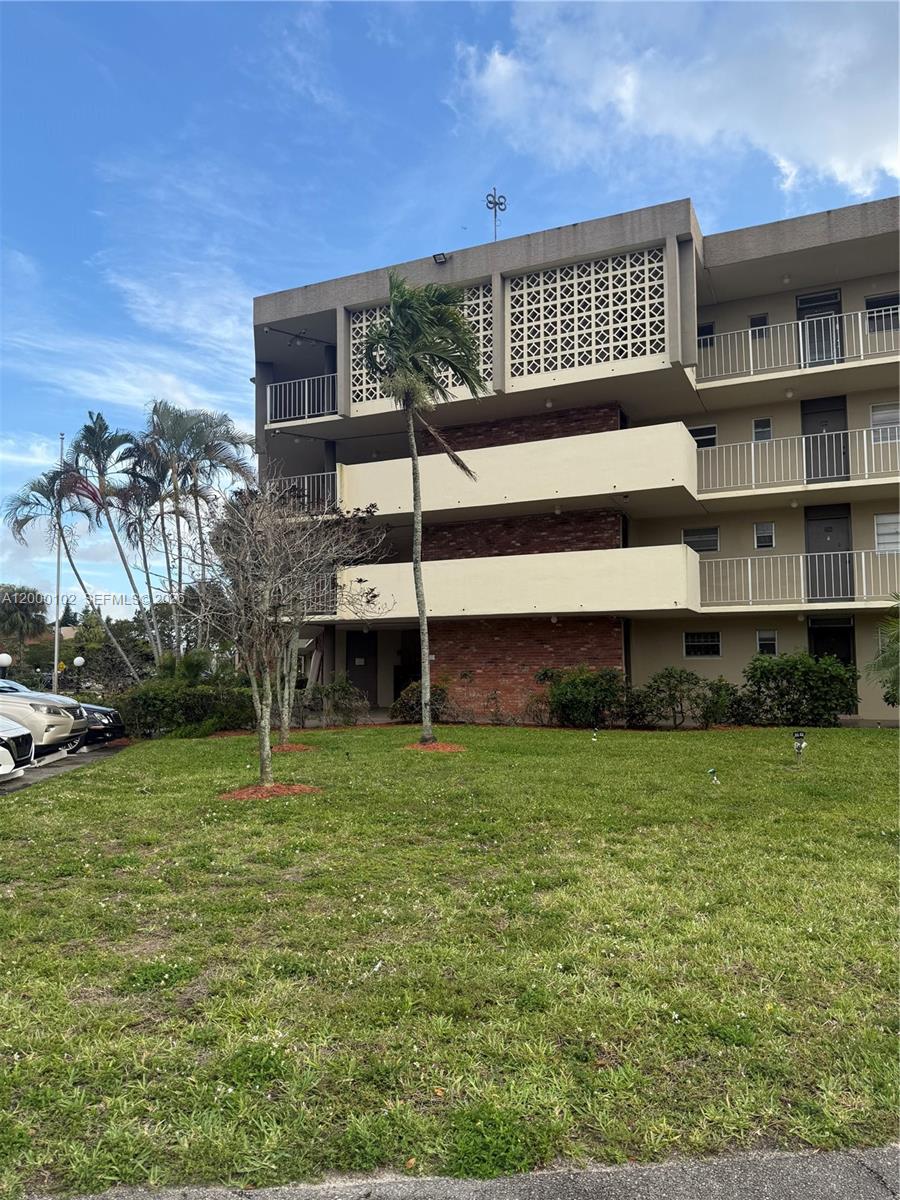 LAUDERDALE OAKS CONDO 10 - Residential