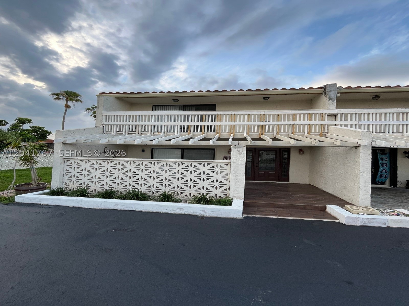 PALMS VILLAS CONDO - Residential Lease