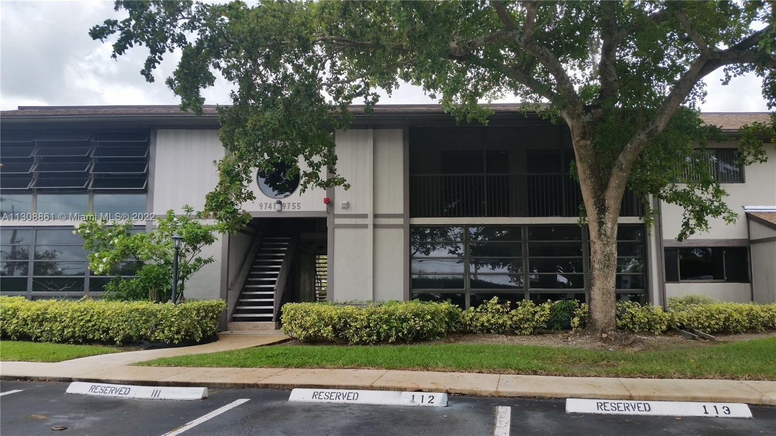 BEAUTIFUL AND REMODELED 2/2 UNIT WITH LOTS OF LIVING SPACE. OPEN FLOOR PLAN WITH SOCIAL AREAS IN TILE AND LAMINATE FLOORS BEDROOMS. LARGE WALK IN MASTER CLOSET, OVERSIZED SCREENED BALCONY. WASHER AND DRYER IN THE UNIT. GREAT RESORT STYLE AMENITIES INCLUDING TENNIS COURT, COMMUNITY POOL AND CLUB HOUSE. UNIT IS LOCATED IN A VERY WELL MAINTAINED COMMUNITY MINUTES AWAY FROM SAWGRASS MALL. CONDO ASSOCIATION REQUIRES A MINIMUM CREDIT SCORE OF 700. RENTER'S INSURANCE REQUIRED.