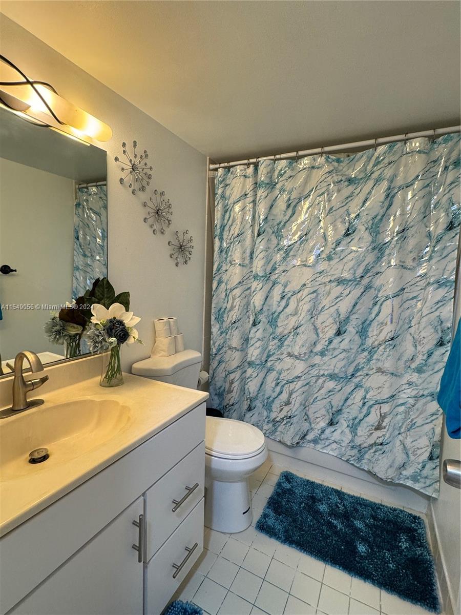 LAKESHORE CONDO #5 - Residential