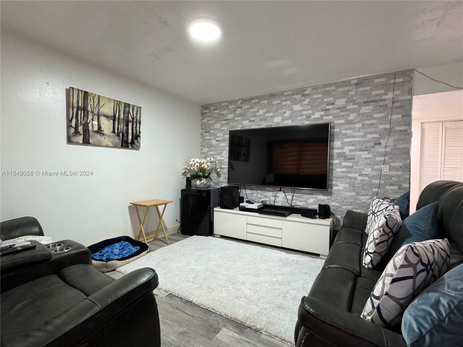 LAKESHORE CONDO #5 - Residential