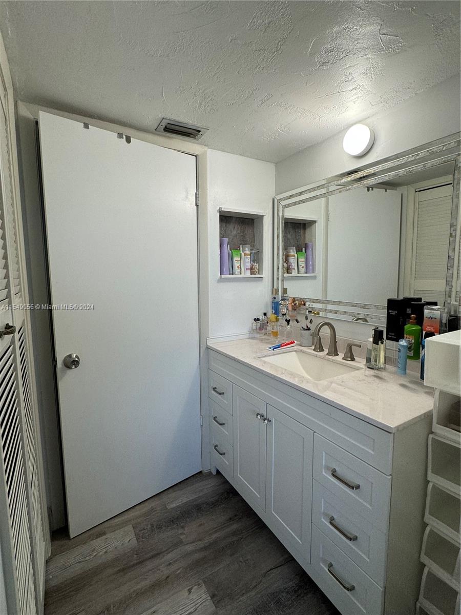 LAKESHORE CONDO #5 - Residential