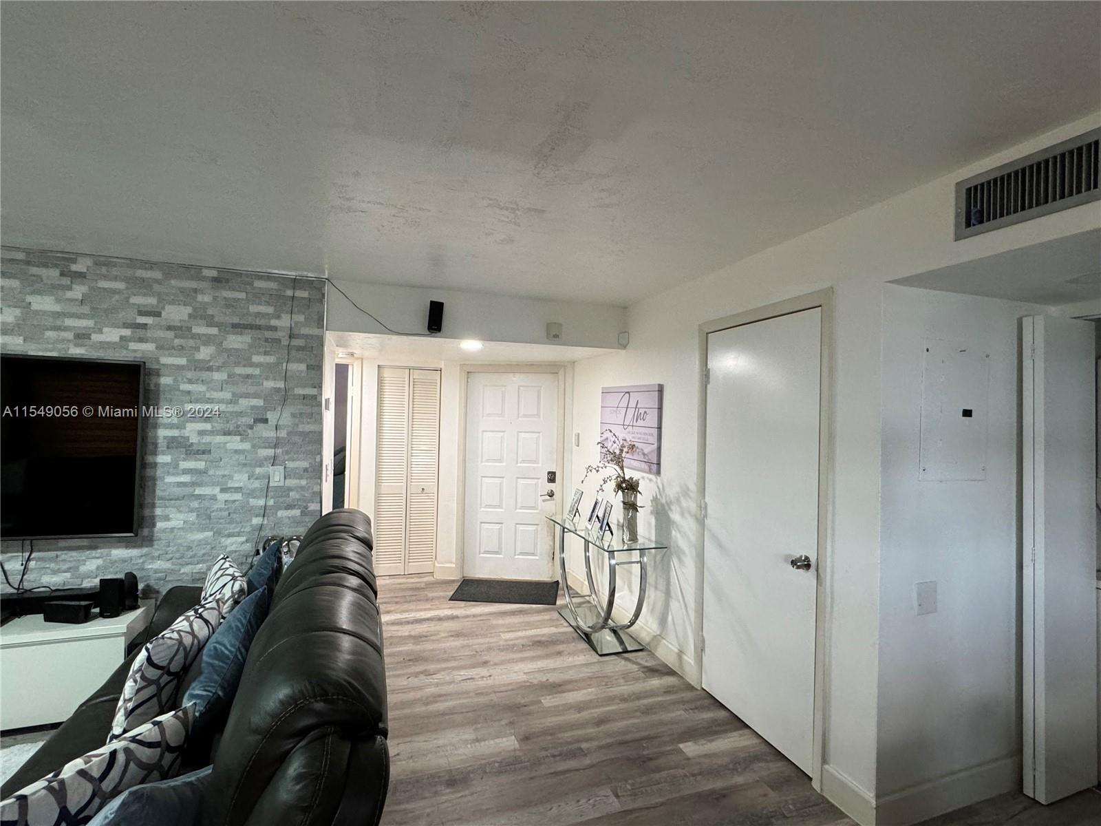 LAKESHORE CONDO #5 - Residential