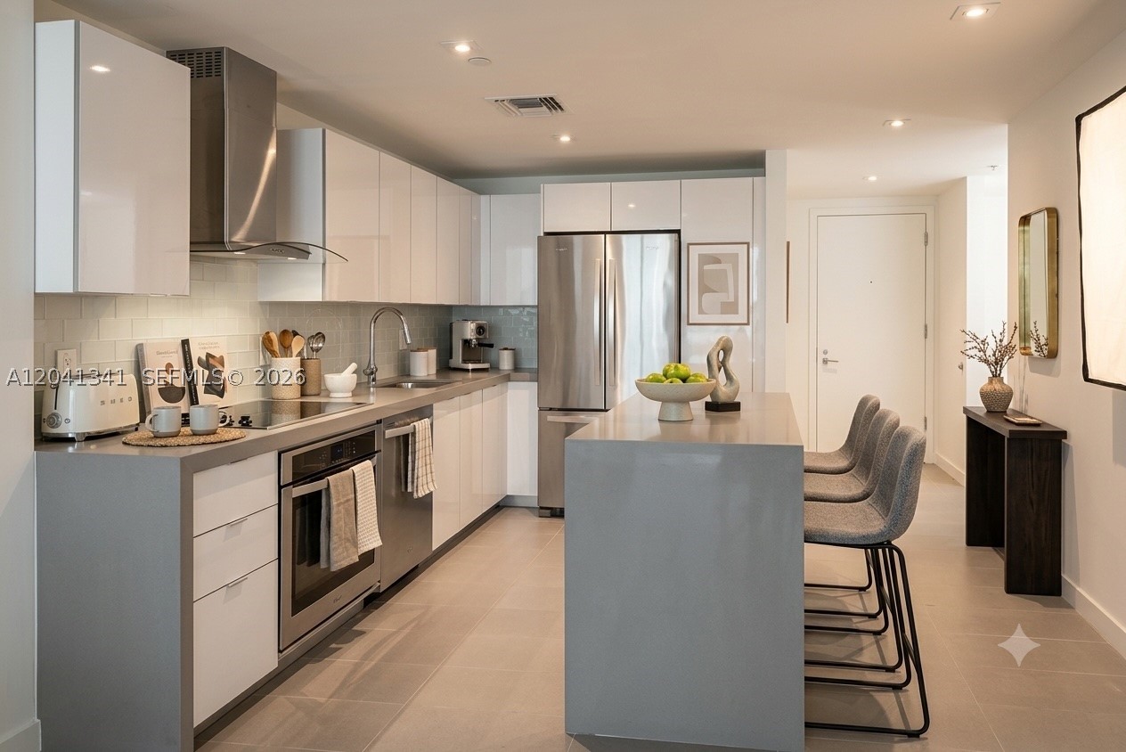 Beautiful 1 BREDROOM+DEN with 1/1.5 BATHS in Edgewater. AMAZING BAY VIEWS!! Washer and dryer in unit. Great amenities: 3 pools, jacuzzi, sauna, well equipped gym, party and game room, business center, movie theater, yoga room and massage rooms.