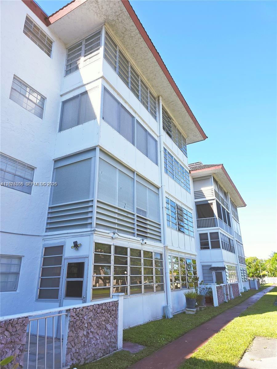 Spacious 4th-floor condo with an excellent garden view. 2 bedrooms, 2 bathrooms, and a 55+ community. Club house offer billiards, a fitness room, tennis courts, etc.  Close to public transportation and shopping centers.
