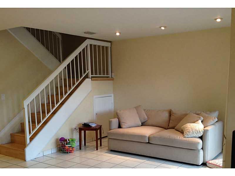 DESIRABLE, SPACIOUS & BEAUTIFUL 3/2.5, 2-STORY TOWNHOUSE. COURTYARD ENTRY, EAT-IN KITCHEN, LIGHT & BRIGHT OPEN LIVING/DINING AREAS. UTILITY ROOM, 1-CAR GARAGE, FENCED PATIO, COMMUNITY POOL & CLUBHOUSE. CLOSE TO SHOPING MALLS, RESTAURANTS & EXPRESSWAY.