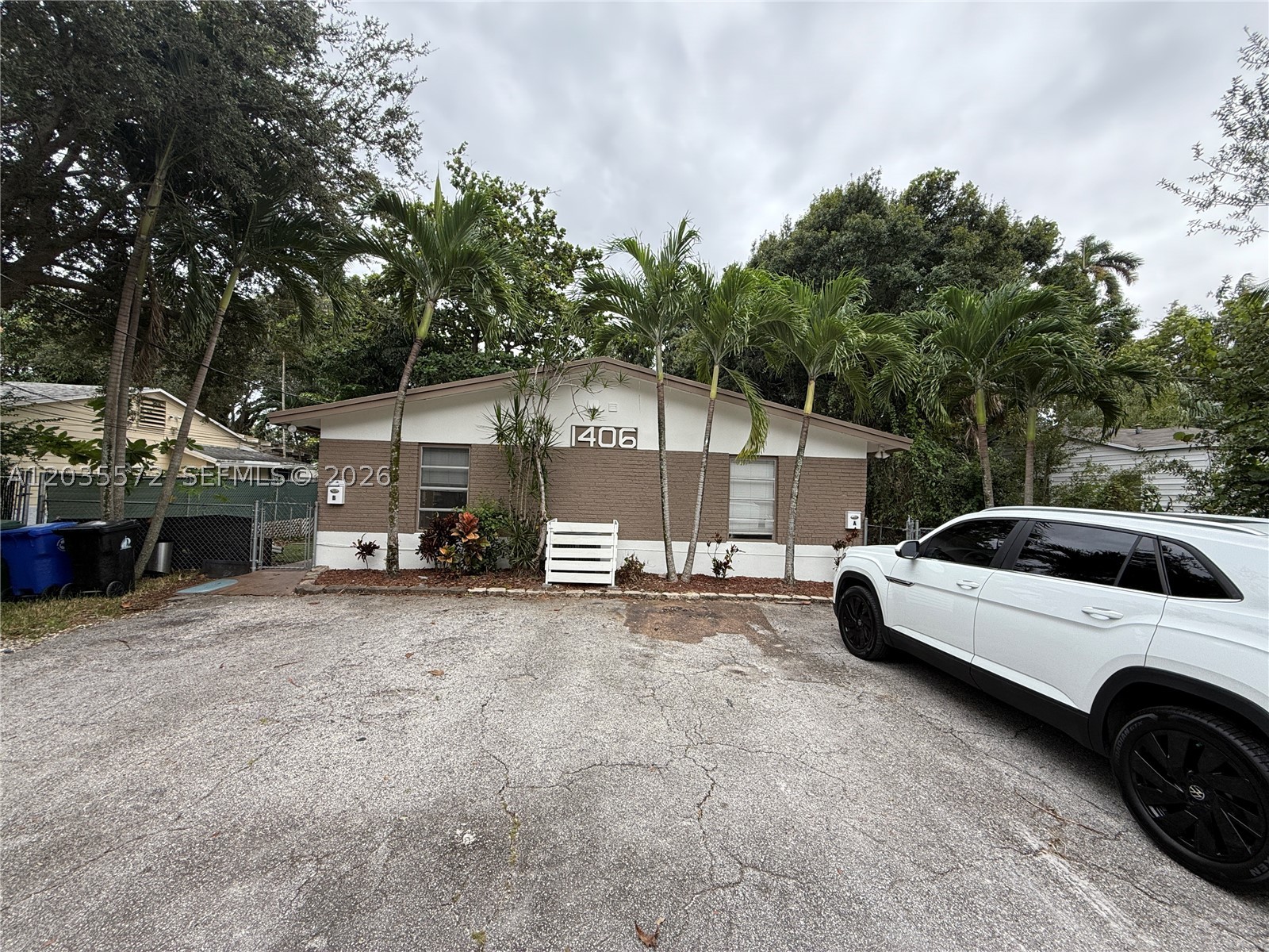 Welcome Home to a fully updated 3 Bed/2 Bath Apartment With a Nice Outdoor Patio Area for Additional Space. Unit Comes With Wood Flooring, Stainless Steel Appliances, Washer/Dryer, And Parking. It's just minutes away from downtown Fort Lauderdale, located in Salboat Bend. Please call or message the listing agent for additional information.