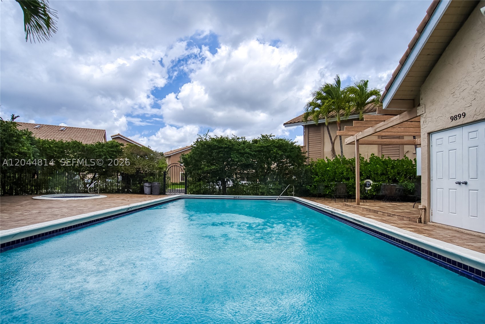 MAPLEWOOD TOWNHOUSES COND - Residential Lease