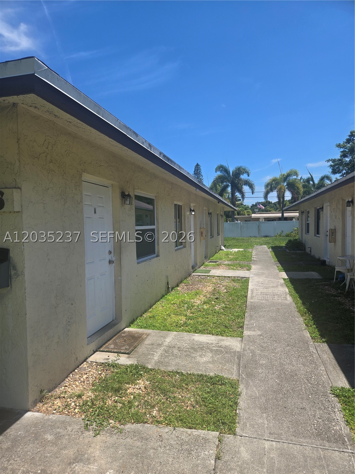 HOLLYWOOD LITTLE RANCHES - Residential Lease