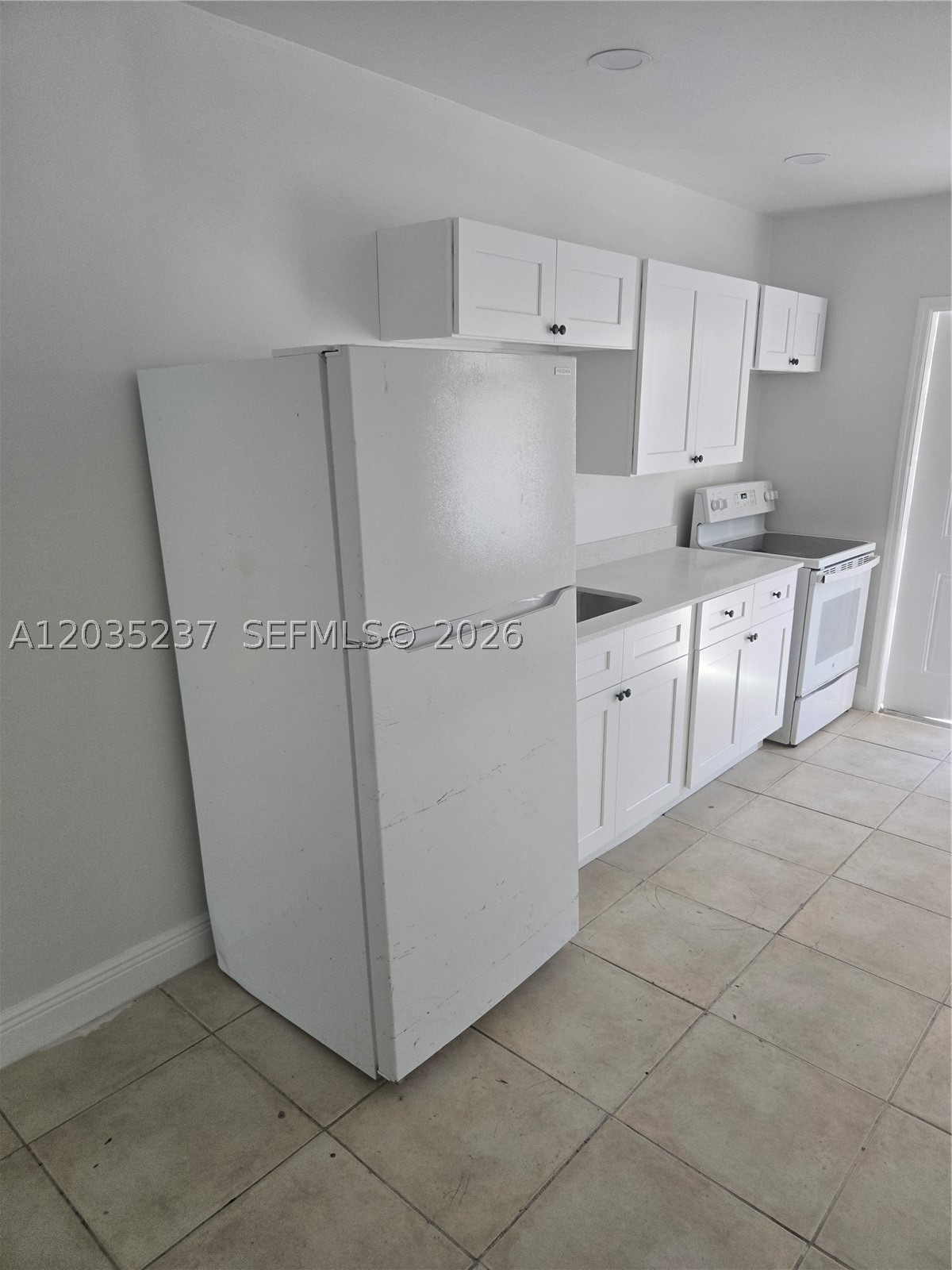 Great 1/1 new paint - quiet 4 Plex - full bath - large back yard  ! must see