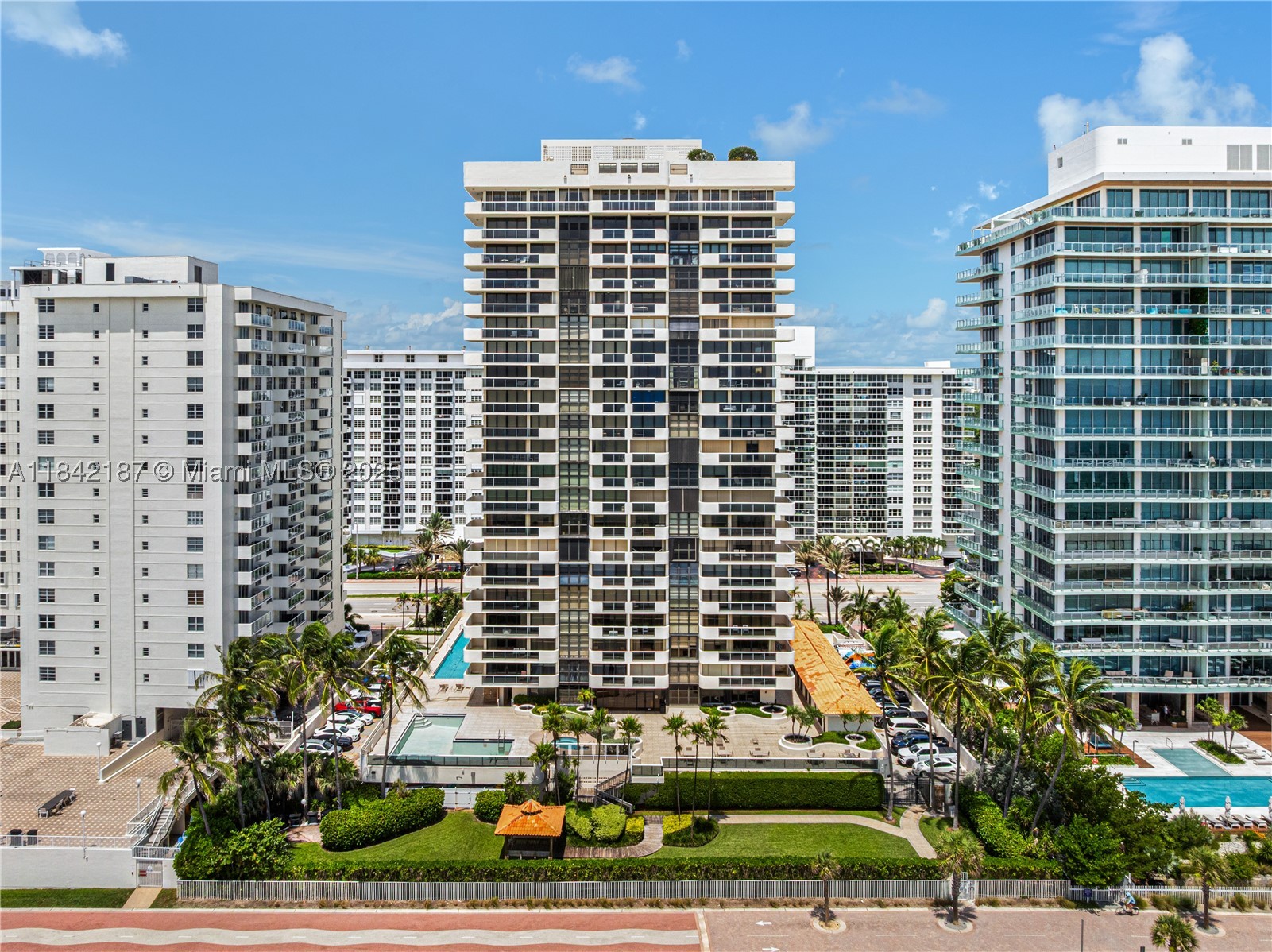 This full-service building offers 2 pools, 2 fitness centers, playroom, & card room.