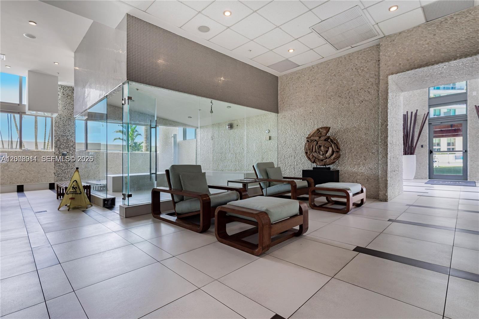 MINT CONDO - Residential