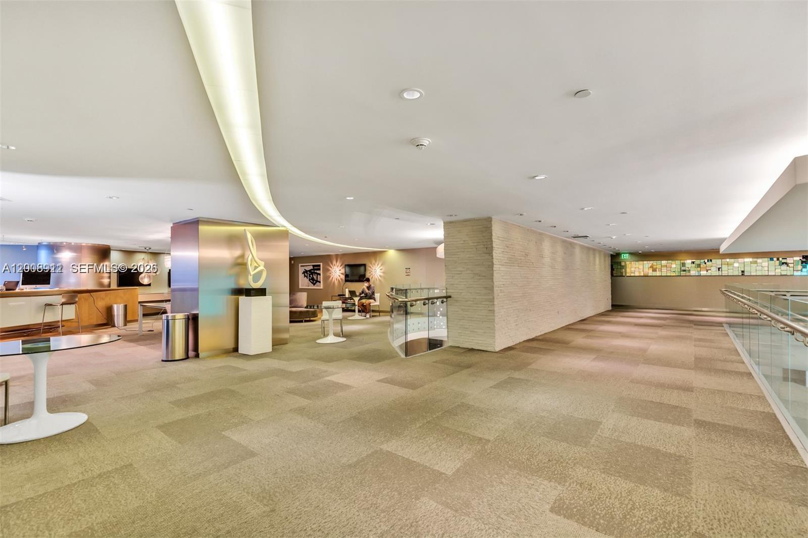 MINT CONDO - Residential