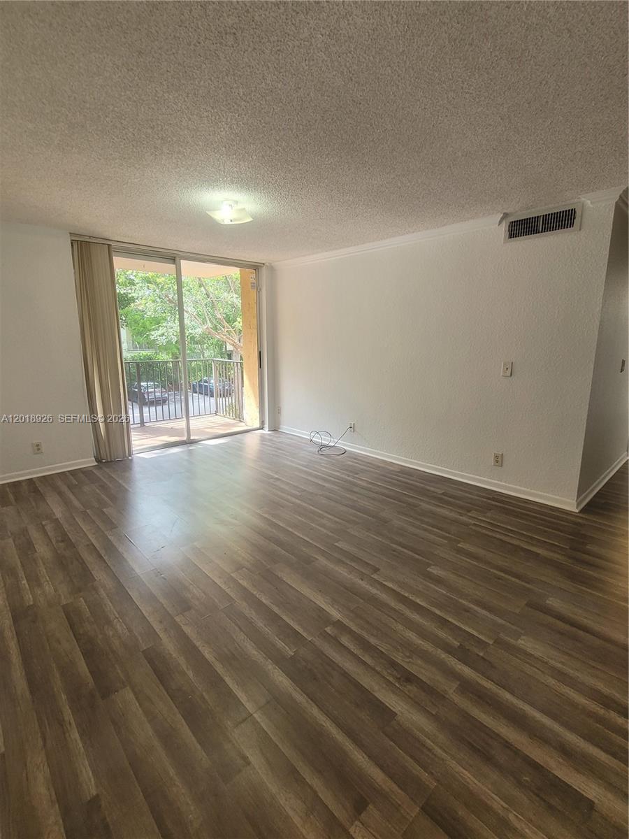 2 Bed / 2 Bath in Plantation Bright and spacious unit on second floor. Located in a quiet and well-maintained community, this condo offers the convenience of an in-unit washer and dryer. Enjoy great amenities including two swimming pools, a clubhouse, tennis court, and fitness center. Prime location close to parks, schools, shopping, and just minutes from Sawgrass Mall. Association requires minimum 600 credit score.