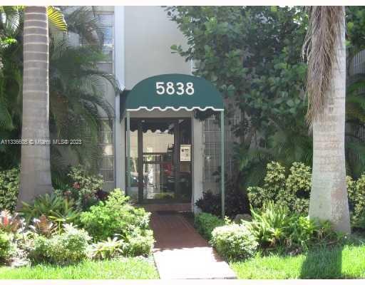 Don't miss out on the opportunity to purchase your new home in the much south after and rarely available Alca Building. This 2 bedroom 1.5 bath 2 level condo is fabulously located walking distance to all the shops and restaurants in SoMi.  Urban living at its best!  Very large master bedroom with large walk-in closet and private balcony.  Second bedroom also features a walk in closet. Features 2 gated and assigned parking spots. Building has call box entry. Vacant and ready to show.