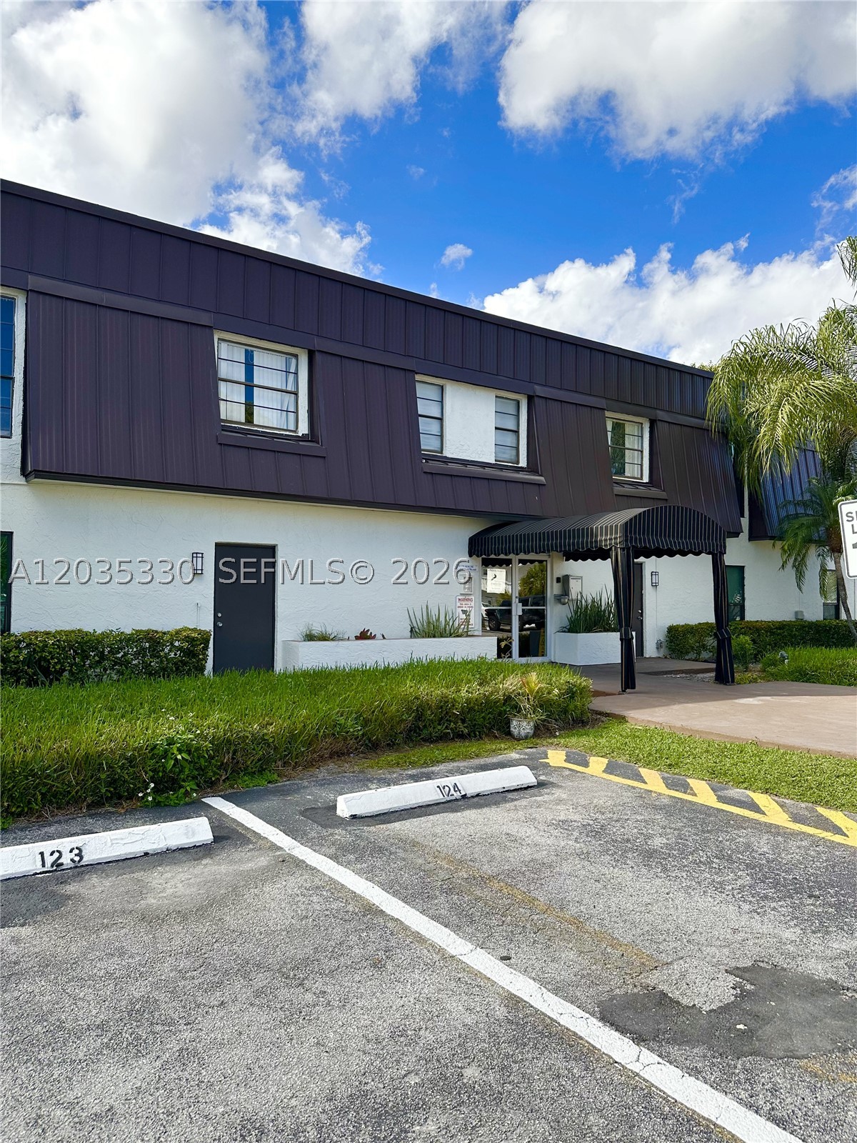 PALM VILLAGE CLUB CONDO - Residential Lease